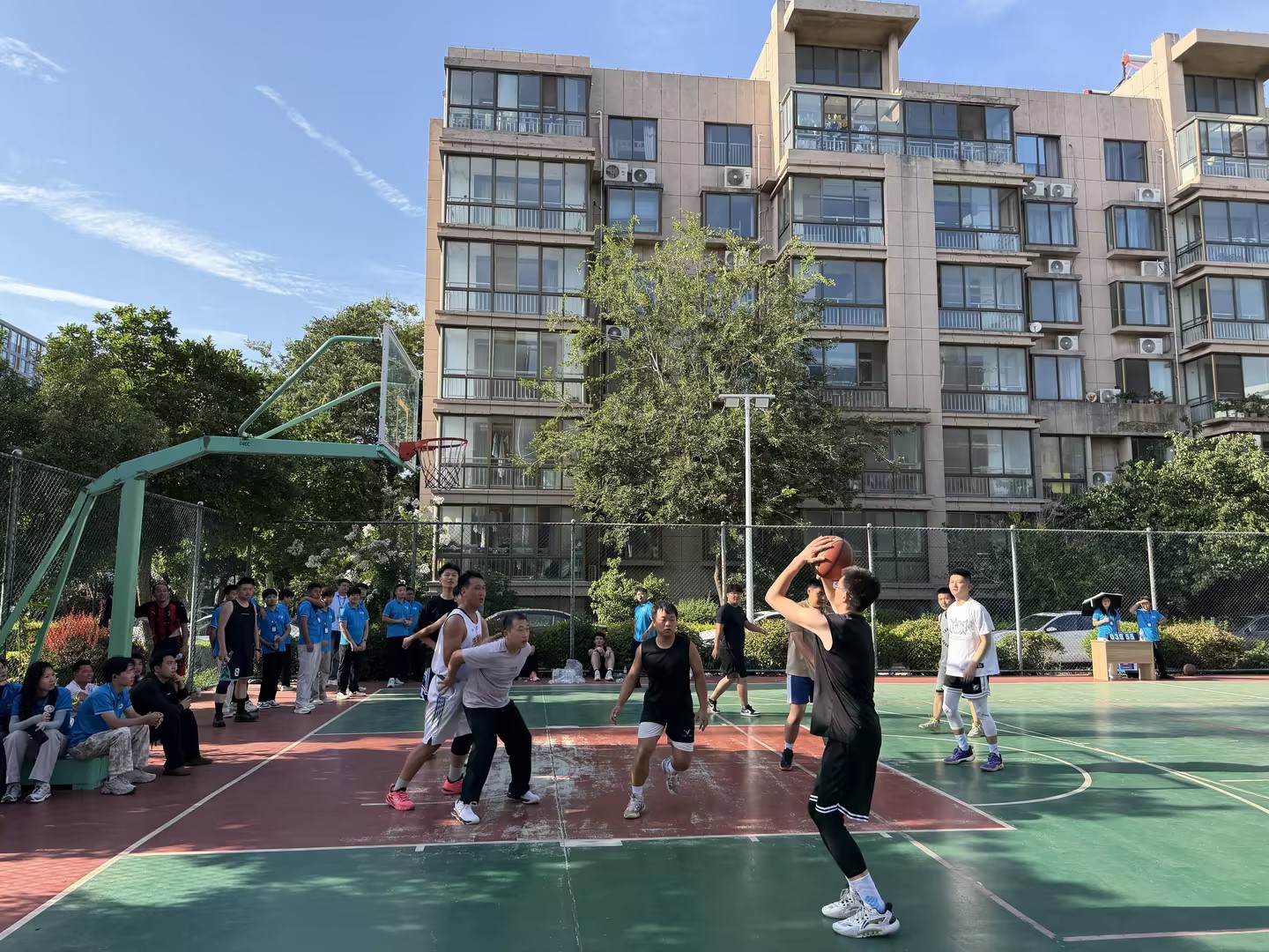 以球会友展风采 薪火相传共奋进——集团组织新老员工篮球友谊赛活动